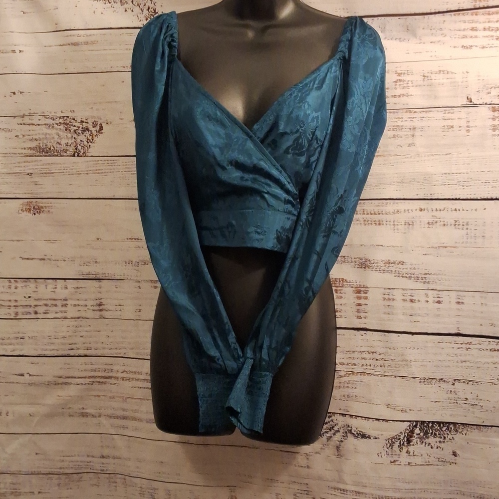 BOG COLLECTIVE CROPPED BOHO TOP